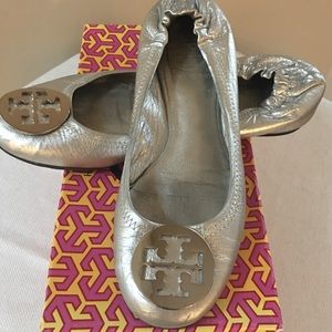 Tory Burch Flats 7.5 in Smoke